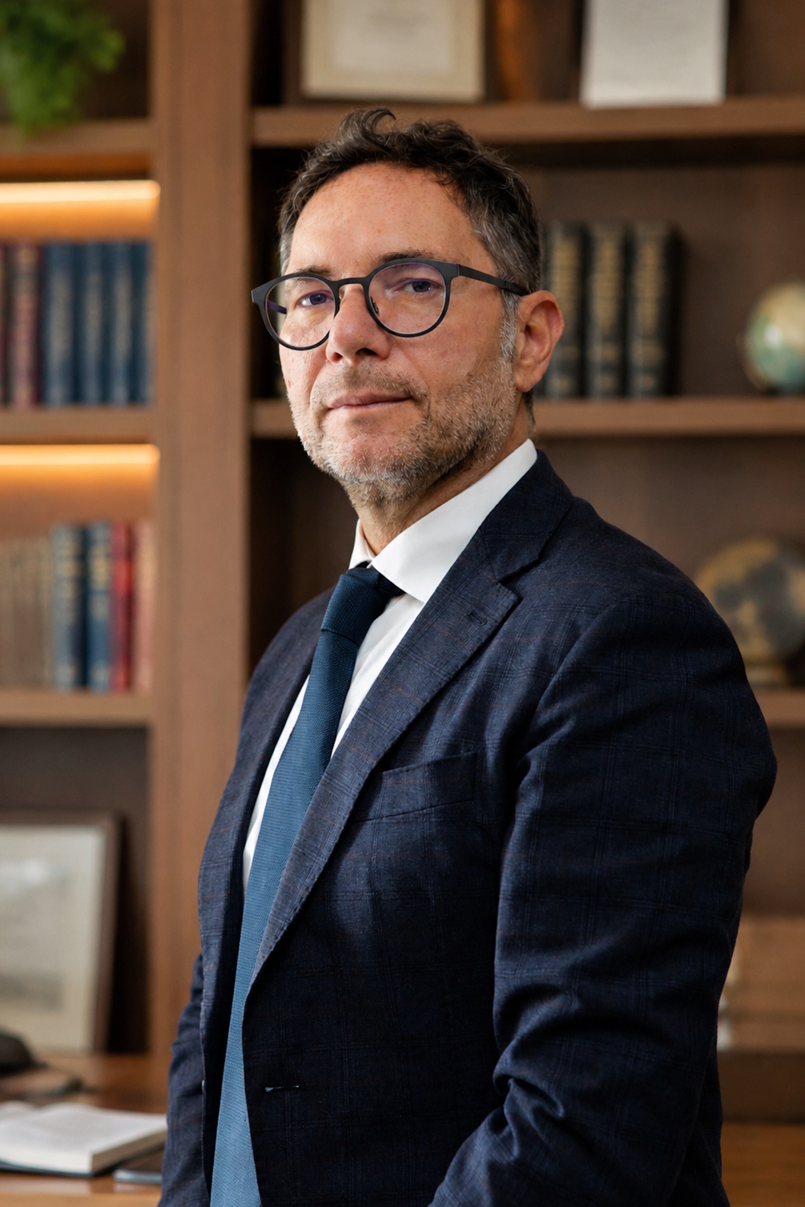 Il dott. Pierluigi Combariati, dottore commercialista, davanti alla libreria dello Studio.